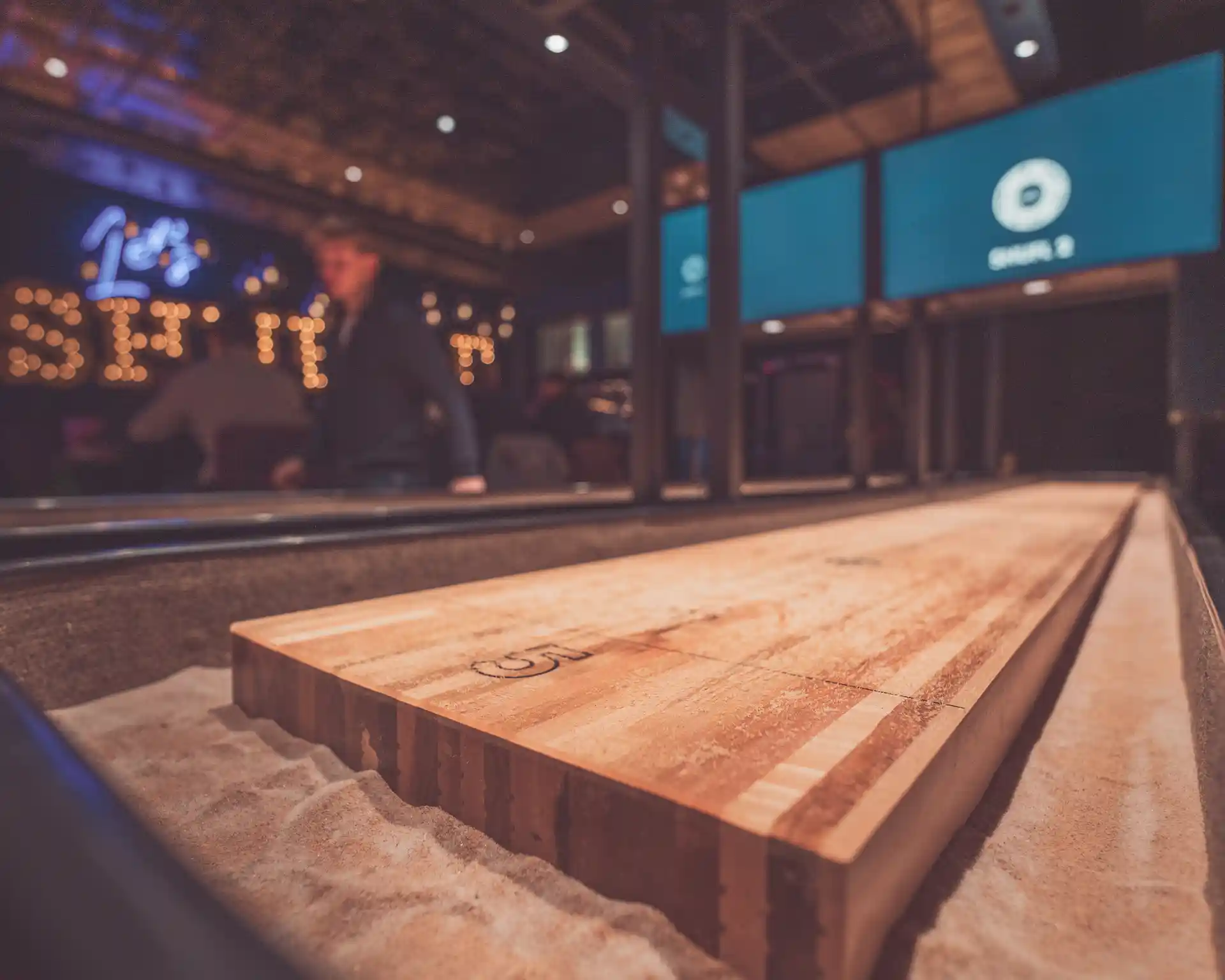 Shuffle board game i Tromsø.